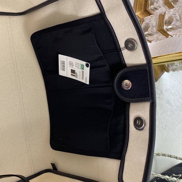 Never used CHANEL large wool felt shopping tote in black and white. - Picture 13 of 14